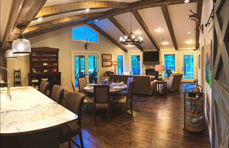 Living room with cozy seating and rustic decor in family-friendly Airbnb near Oxford, Mississippi