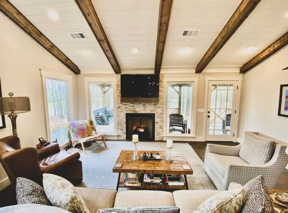 Living room with cozy seating and rustic decor in family-friendly Airbnb near Oxford, Mississippi