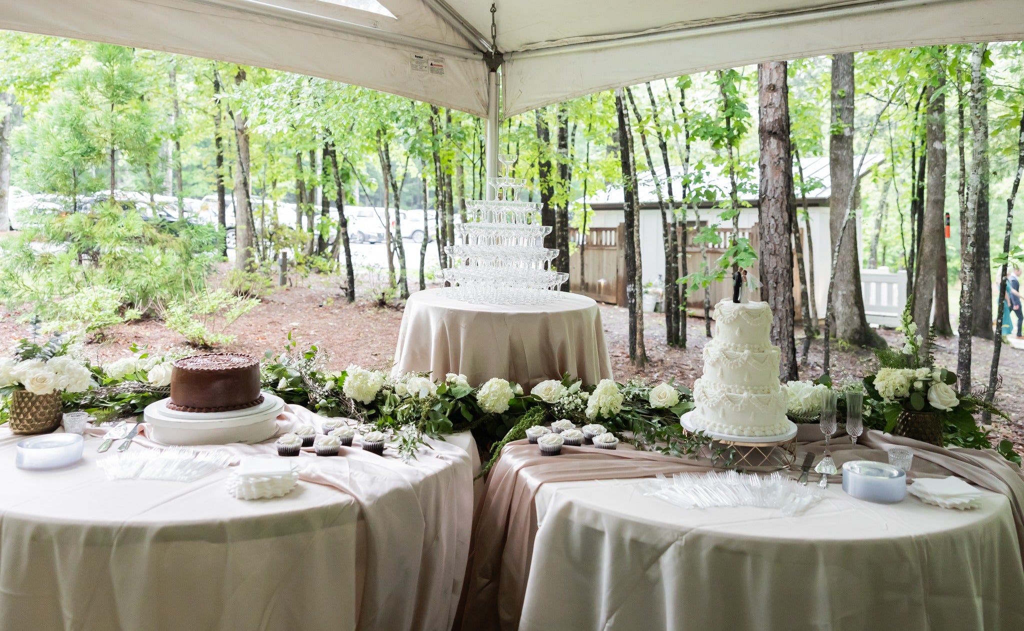 Cocktail hour overlooking lake at Brookwood Venue in North Mississippi
