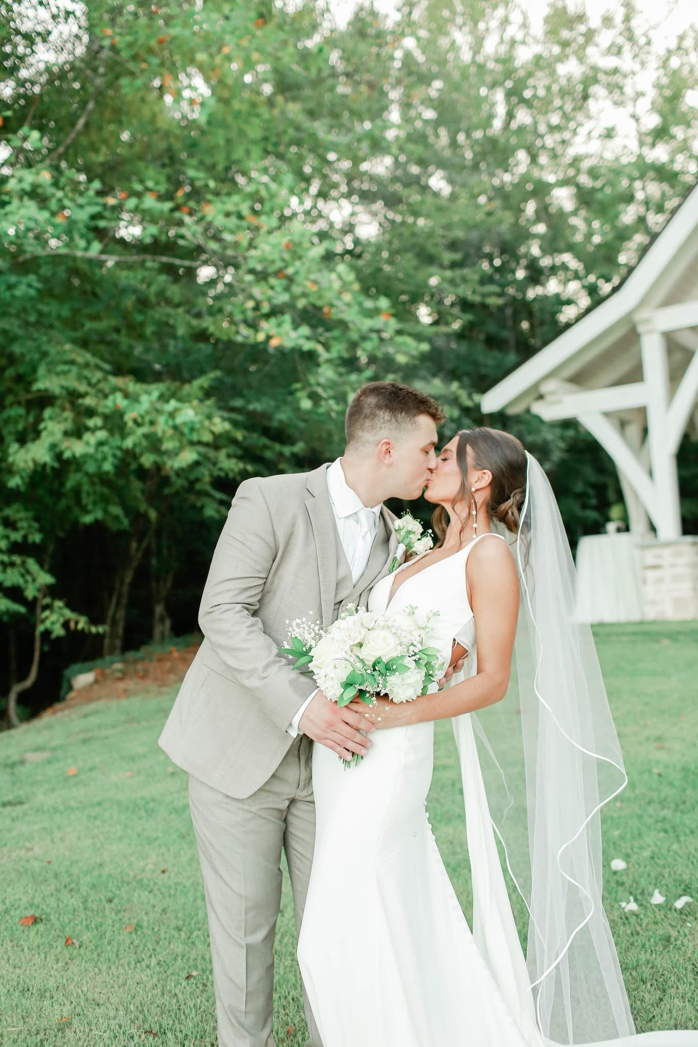 light and airy wedding photos at affordable Mississippi wedding venue