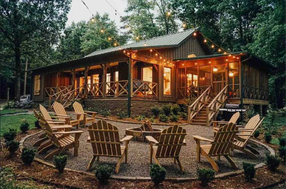 Outdoor seating and firepit at lakeside Airbnb rental near Oxford, Mississippi, perfect for relaxing evenings
